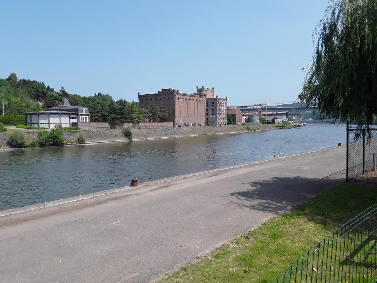 Le Jardin Du The Bord De La Meuse Hotel Намюр Екстериор снимка